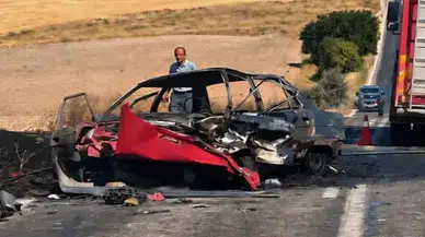 Afyonkarahisar’da kafa kafaya çarpışan otomobil alev aldı : 1 ölü, 2 yaralı