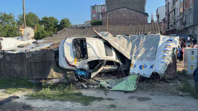 Arnavutköy'de kontrolden çıkan otomobil eve daldı : 5 yaralı
