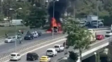 Kartal'da seyir halindeki otomobilde yangın çıktı