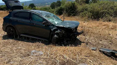 Çanakkale'de otomobil tarlaya uçtu, 2 kişi yaralandı