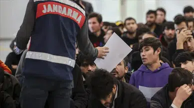 Sivas Koyulhisar'da 10 düzensiz göçmen yakalandı : 3 zanlı tutuklandı