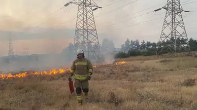 Hatay Erzin'de trafoda çıkan yangın otluk alana sıçradı