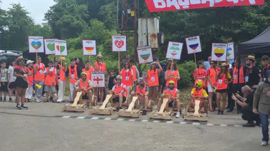 Rize’de 12 ülkeden gelen dansçılar tahta araba yarışında buluştu