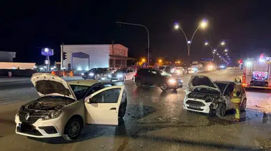 Hatay'da 2 otomobil çarpıştı, 2 kişi yaralandı