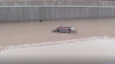 Ankara'da sağanak yağış alt geçidi suyla doldurdu : Araç mahsur kaldı