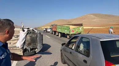 Karaman'da traktöre çarpan otomobil devrildi : 1 yaralı