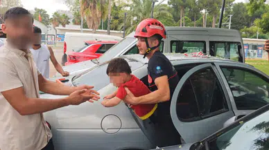 Antalya'da otomobilde kilitli kalan 1 yaşındaki çocuğu itfaiye ekipleri kurtardı
