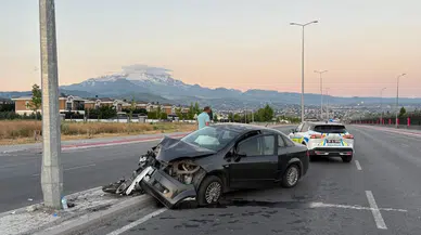 Kayseri'de kaza : Otomobil aydınlatma direğine çarptı