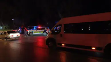 Antalya'da yolun karşısına geçmek isteyen adam, otomobilin altında can verdi