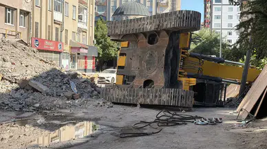 Kayseri'de apartman yıkımı : İş makinesi devrildi, operatör yaralandı
