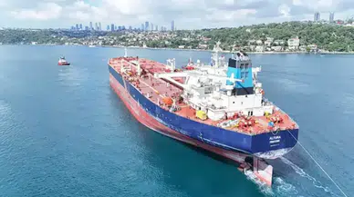 Petrol tankeri 4 ay sonra İstanbul Boğazı'ndan geçti