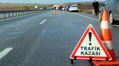 Bingöl'de minibüs ile otomobil çarpıştı : 1'i ağır 5 yaralı