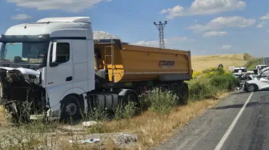 Muş'ta hafif ticari araçla kamyon çarpıştı : 2 ölü, 2 yaralı