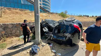 Kahramanmaraş'ta kontrolden çıkan otomobil KGYS direğine çarptı : 2 kişi ağır yaralı