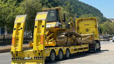 Samsun Tekkeköy'de motosiklet ile iş makinesi taşıyan tır çarpıştı