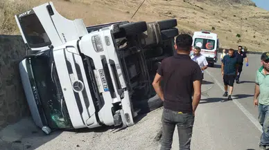 Malatya'da tır, kontrolden çıkıp devrildi