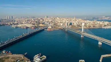 Haliç'te yolcu teknesinden denize düşen görevli aranıyor