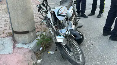 Burdur'da hafif ticari araç ile motosiklet çarpıştı : 1'i ağır 2 kişi yaralandı