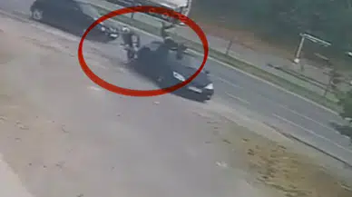 İlkadım'da motosikletin otomobile çarpma anı kamerada: 2 yaralı