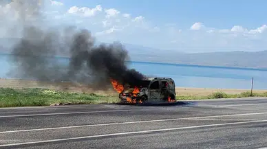 Osmaniye'de seyir halindeki otomobil alevlere teslim oldu