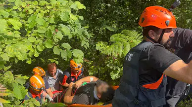 Rize'de iş makinesi uçuruma yuvarladı : Operatör yaralandı