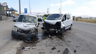 İki hafif ticari araç çarpıştı: 8 yaralı
