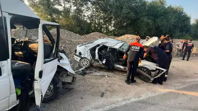 Amasya'da otomobil ile minibüs çarpıştı : Ölü ve yaralılar var