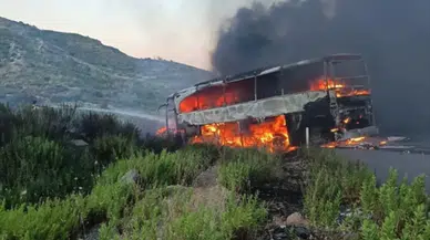 Antalya Manavgat'ta yolcu otobüsü yandı : 27 yolcu tahliye edildi