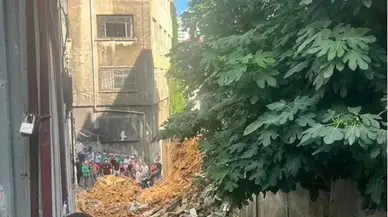 Beyoğlu'nda metruk bina çöktü ! Kopan parçalar aracın üstüne devrildi