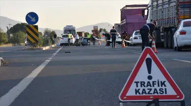 Bakırköy'de otomobil refüje çarpıp devrildi : Sürücü yaralandı