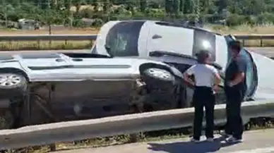 Bursa'da iki otomobil orta refüje saplandı : Araçlar bariyerlerin arasında sıkıştı