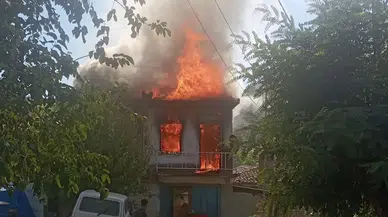 İzmir Bayındır'da 2 katlı ev alev alev yandı