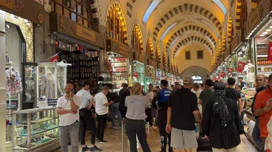 Mısır Çarşısı'nda yangın : 2 kişi dumandan etkilendi
