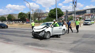 Amasya Taşova'da otomobil ile beton mikseri çarpıştı : 5 yaralı