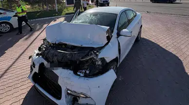 Aksaray Eskil'de kaza : Otomobil kamyona arkadan çarptı