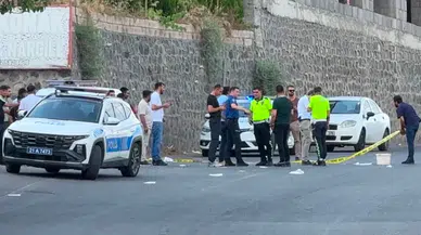 Diyarbakır Sur'da seyir halindeki otomobile silahlı saldırı : 1 ağır yaralı