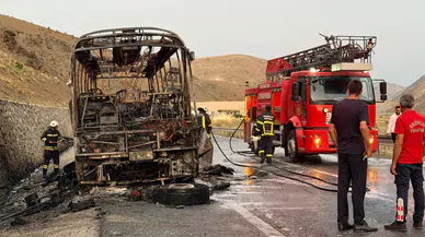 Erzincan-Sivas yolunda yolcu otobüsü alev alev yandı