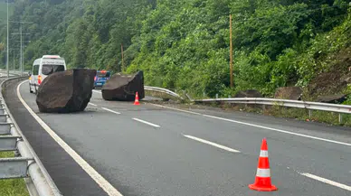 Rize'de yamaçtan kopan kayalar yolu kapattı
