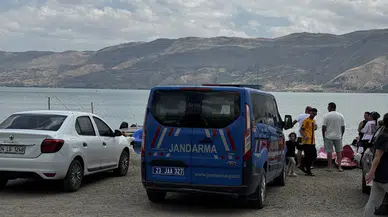 Hazar Gölü'nde kayık su aldı : 8 kişi tahliye edildi