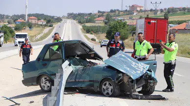 Karaman'da Tofaş demir bariyerlere saplandı, sürücü yaralandı