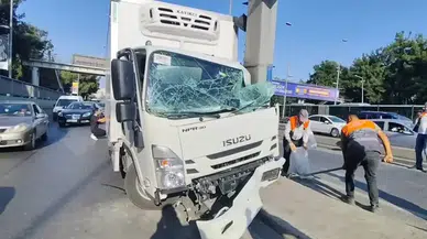 Bahçelievler D-100'de kamyonet yönlendirme direğine çarptı : Sürücü sıkıştı