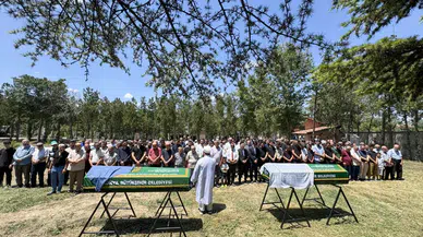 Konya'daki kazada yaşamını yitiren anne ve kızı son yolculuklarına uğurlandı