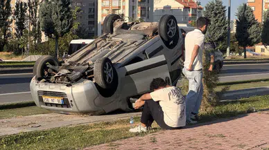 Kayseri'de ticari araç devrildi : Sürücü ve annesi yaralandı