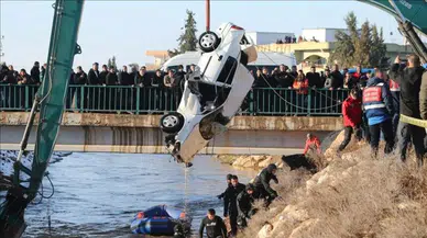 Erzincan'da sulama kanalına düşen otomobilin sürücüsü kurtarıldı