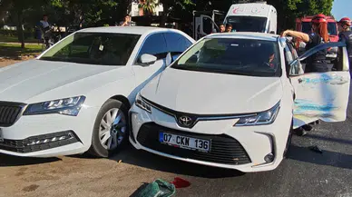 Antalya'da 3 araç arasında kaza : Maddi hasar oluştu
