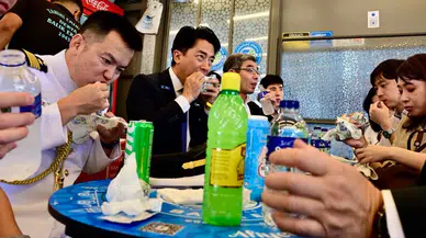 Japonya Savunma Bakanı Koizumi İstanbul'da : Eminönü'nde balık ekmek yedi