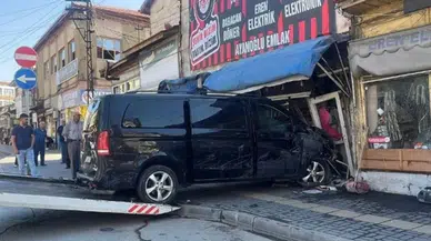 Çorum’da kontrolden çıkan minibüs ortalığı birbirine kattı : 5 araç ve çay ocağı hasar gördü