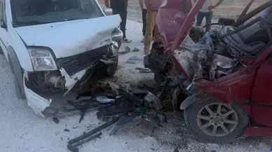 Eskişehir'de otomobil ile ticari araç çarpıştı : 3 yaralı