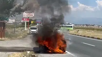 Erzincan'da seyir halindeki otomobil yandı