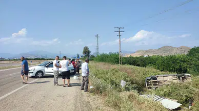 Adana'da otomobilin çarptığı araç narenciye bahçesine devrildi : 4 yaralı